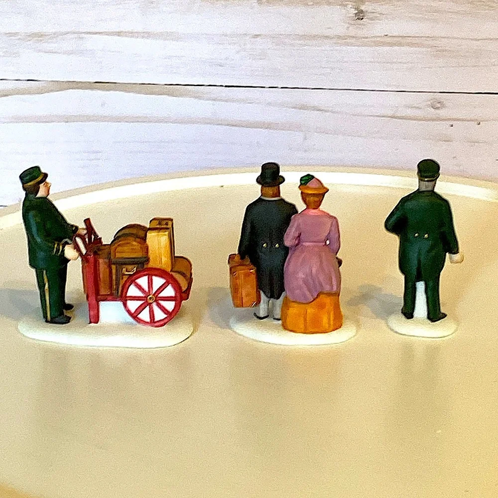 DEPARTMENT 56 - Holiday Travelers - Heritage Village - Dickens Village - Picture 3 of 8